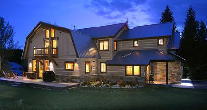 Beautiful home in Meridian Lake Park neighborhood just mins from the slopes