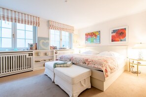 2 habitaciones, escritorio, tabla de planchar con plancha y wifi 