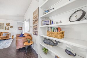 Smart TV, computer monitors - Cozy Home on a Lake - 8 Miles to the Beach! (Pensacola)