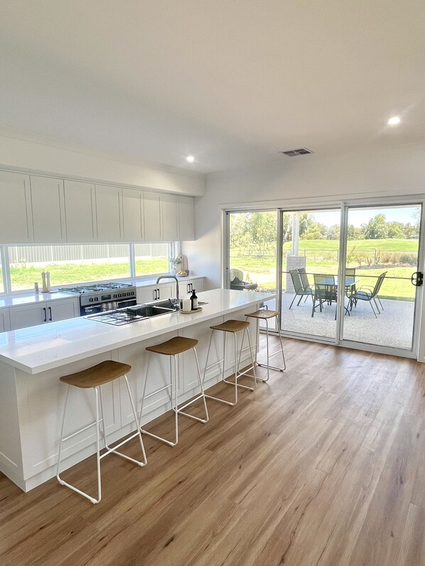 Jääkaappi, mikroaaltouuni, uuni, liesi