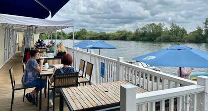 Serenity | Lakeside Cottage for 4 in Cotswolds