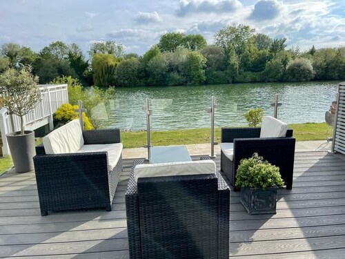 Serenity | Lakeside Cottage for 4 in Cotswolds