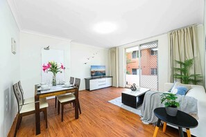 Smart TV - 10mins to City, 450 meter to station, Beaty apt (Ashfield)