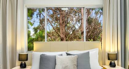 10mins to City, 450 meter to station, Beaty apt