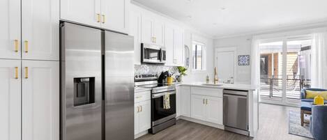 Réfrigérateur, micro-ondes, four, plaque de cuisson