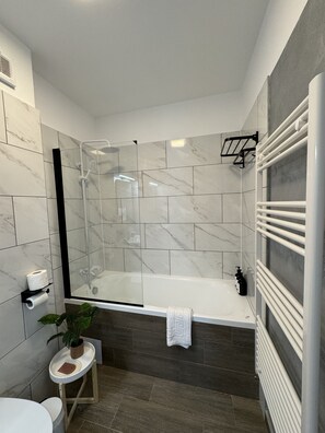 Secadora de cabello, toallas, jabón, papel de baño 