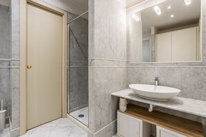 Dusche, Haartrockner, Bidet, Handtücher