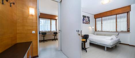 2 slaapkamers, een strijkplank/strijkijzer, internet, beddengoed