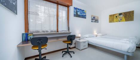 2 bedrooms, desk, iron/ironing board, Internet