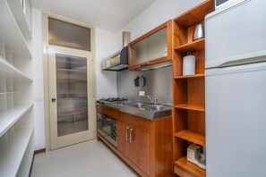 Four Ă micro-ondes, un four, surface de cuisson, vaisselle et ustensiles
