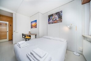 2 soverom, skrivebord, strykejern/-brett og internettilgang