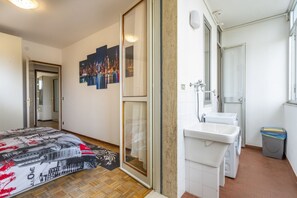 1 chambre, fer et planche à repasser, accès Internet, draps fournis