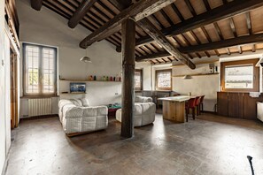TV - GuestHost - Quiet and central apartment on two levels, able to accommodate up to 3 people. The accommodation offers panoramic views over the city's rooftops and the interior is enriched with exposed wooden beams that add a touch of warmth and history. Lo (Perugia)