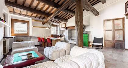 GuestHost - Quiet and central apartment on two levels, able to accommodate up to 3 people. The accommodation offers panoramic views over the city's rooftops and the interior is enriched with exposed wooden beams that add a touch of warmth and history. Lo
