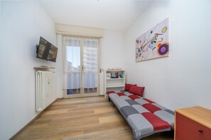 TV - GuestHost - Aunt Dina APT - with Balcony & Private Garage (Pasian di Prato)