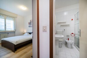 1 dormitorio, tabla de planchar con plancha, wifi y ropa de cama