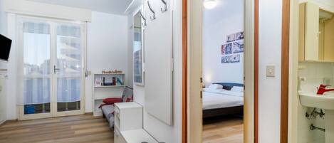 1 habitación, tabla de planchar con plancha, wifi y ropa de cama