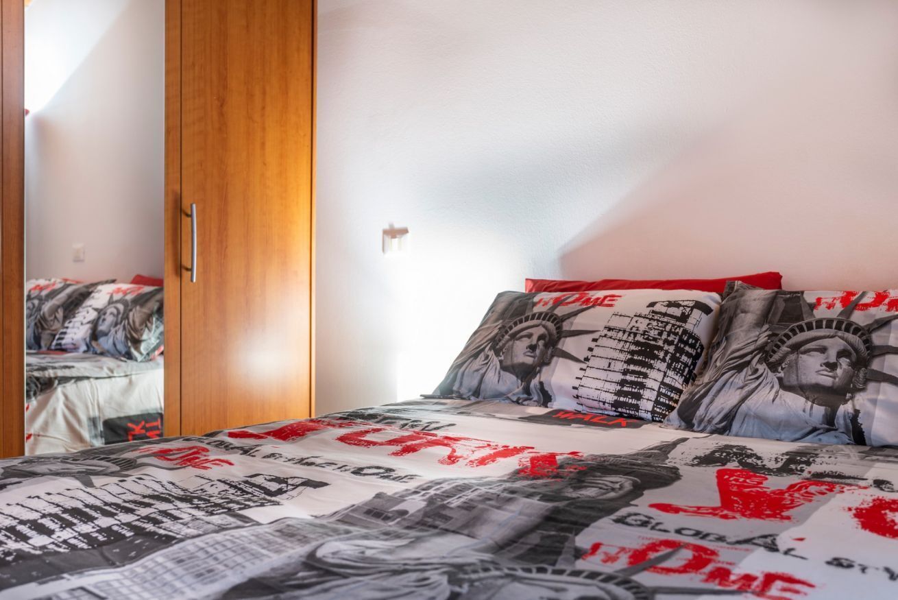 1 dormitorio, tabla de planchar con plancha, Internet y ropa de cama