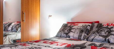 1 dormitorio, tabla de planchar con plancha, Internet y ropa de cama
