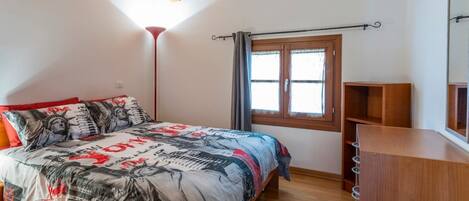 1 bedroom, iron/ironing board, internet, bed sheets