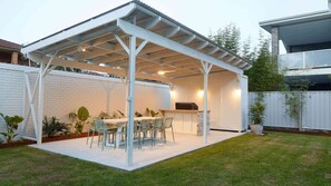 تناول الطعام بالخارج