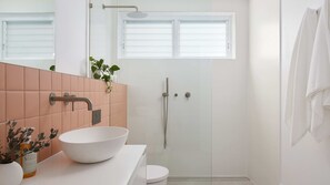 Dusch, hårtork och handdukar