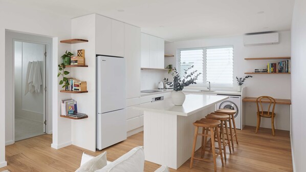 Kylskåp, mikrovågsugn, ugn och spishäll