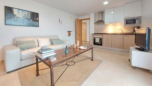 Un appartement moderne comprenant un salon, une cuisine et un coin repas.
