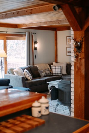 Smart TV, fireplace, ping pong