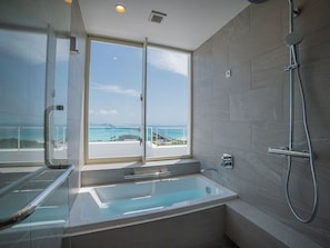 Royal-Suite, Nichtraucher (B) | Badezimmer | Badewanne und Dusche (separat), Whirlpool, kostenlose Toilettenartikel