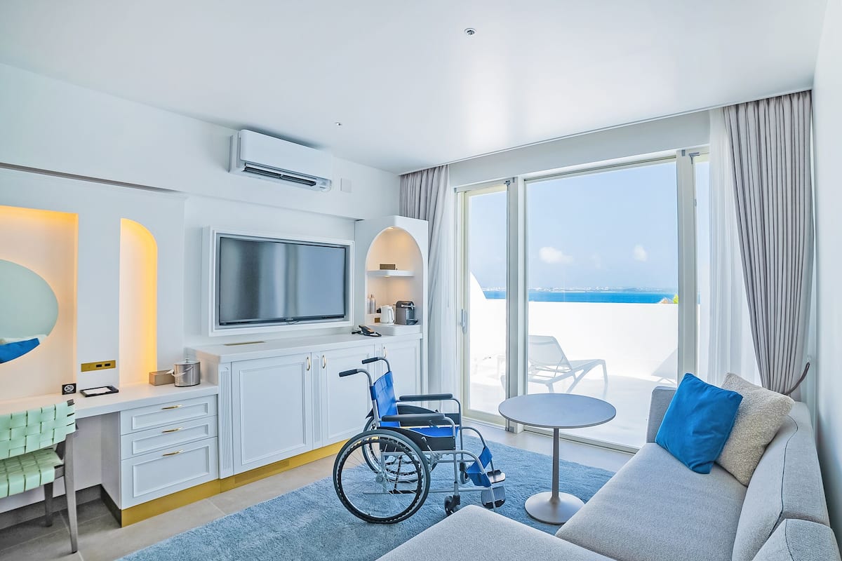 Deluxe Room, Accessible, Non Smoking | 1 bedroom, premium bedding, individually furnished, desk