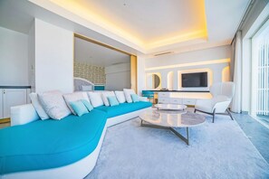 Royal Suite B, Non Smoking, Jetted Tub | Premium bedding, individually furnished, desk, free WiFi - SANTORINI HOTEL&VILLAS MIYAKOJIMA (Miyakojima)