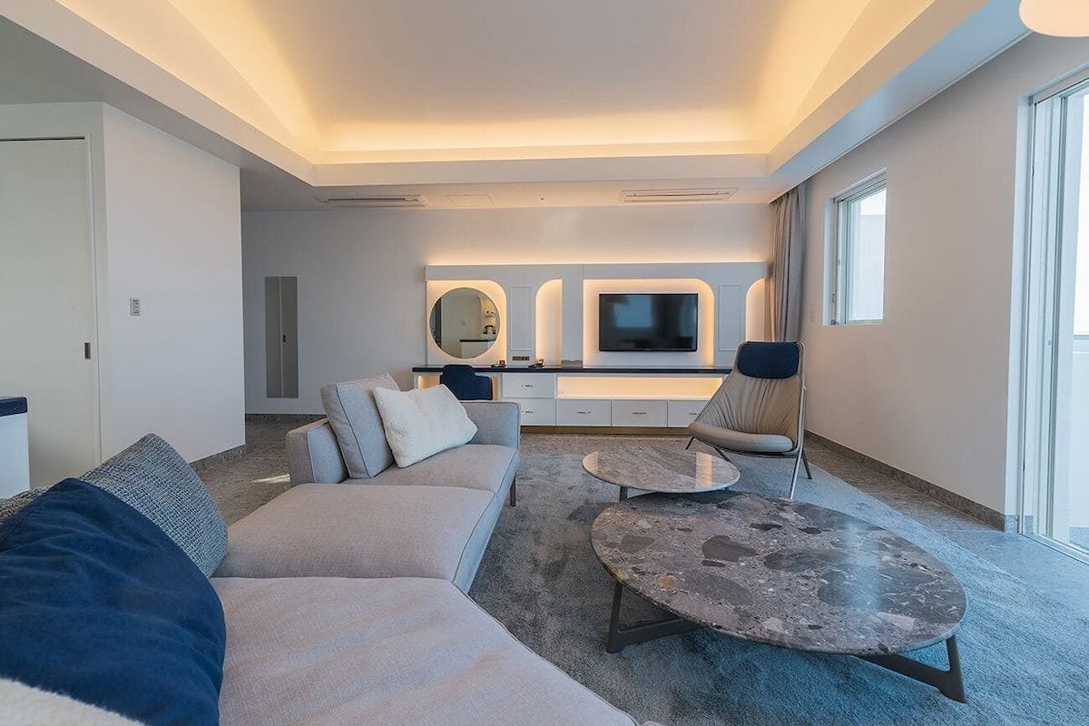 Royal Suite A, Non Smoking, Jetted Tub | 1 bedroom, premium bedding, individually furnished, desk