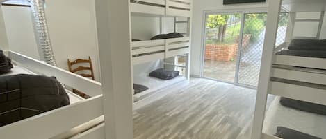 4 slaapkamers, een strijkplank/strijkijzer, wifi