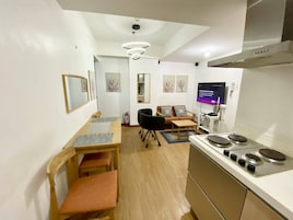 Apartamento | Cocina privada | Frigorífico grande, microondas, arrocera y utensilios de cocina