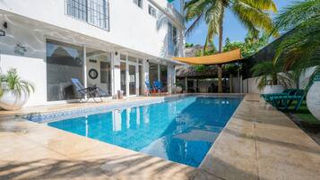 Una piscina al aire libre