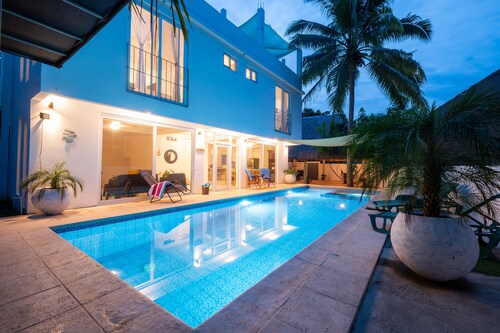 Family-sized entire house with private pool. 10 minutes to a black sand beach!