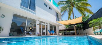 Family-sized entire house with private pool. 10 minutes to a black sand beach!