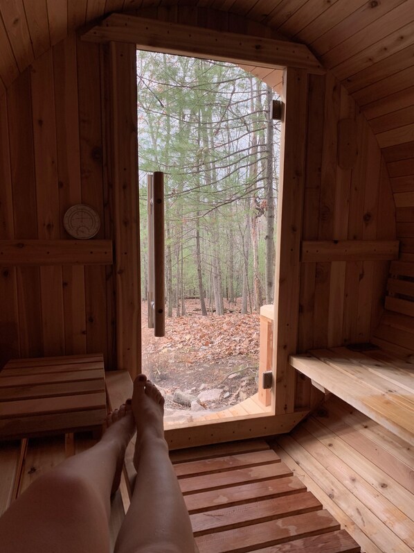 Sauna - Bright Cottage with Sauna & Hot Tub Spa Retreat (Hawley)