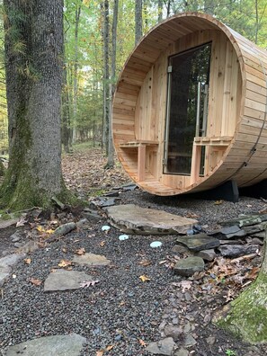 Property grounds - Bright Cottage with Sauna & Hot Tub Spa Retreat (Hawley)