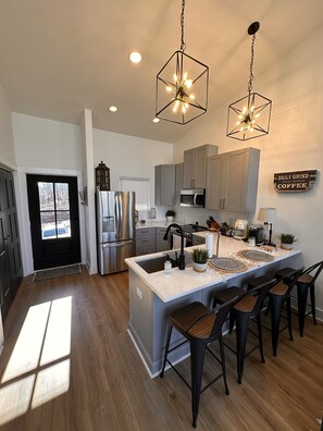 Frigorífico, microondas, horno y placa de cocina