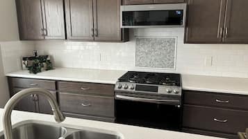 Microondas, horno, placa de cocina y lavavajillas