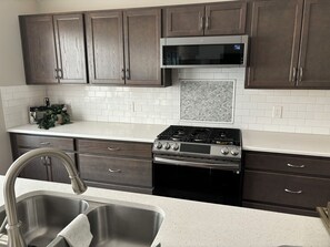 Microondas, horno, placa de cocina, lavavajillas