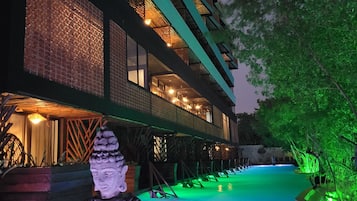 2 outdoor pools