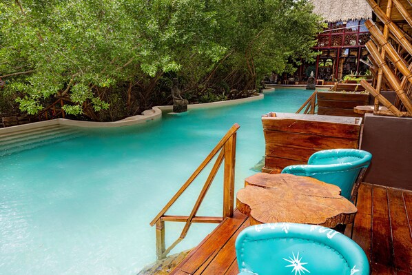 Habitación de lujo, acceso a la alberca | Caja de seguridad en la habitación, wifi gratis y ropa de cama 