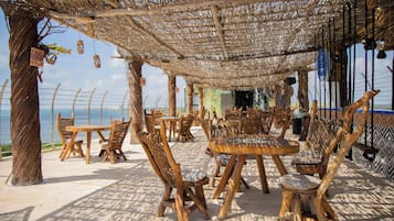 2 bars/lounges, 2 poolside bars