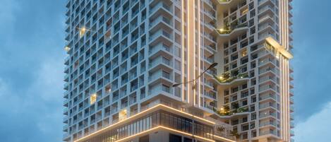Un hotel moderno de gran altura con varios balcones.