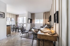 TV - Abanico - 1 bedroom and pool in Chamberí (Madrid)