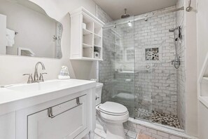 Een douche, een haardroger, handdoeken