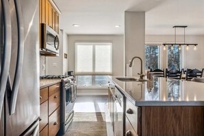 Fridge, microwave, oven, stovetop - Golf Views, Walk to Club - Lakeland Village 4B (Quechee)